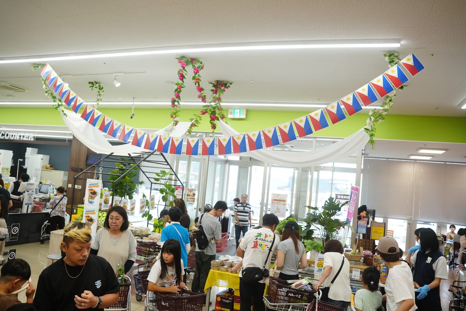 天井に飾られたフィリピン国旗のガーランド